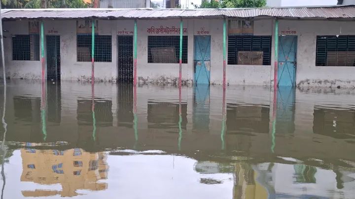 নোয়াখালীতে বেড়েছে পানি, প্রাথমিক বিদ্যালয়ের ক্লাস বন্ধ